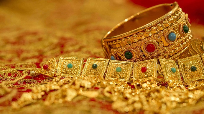 جواهری ساخته‌شده از طلا با ترکیبی از رنگ‌های دیگر